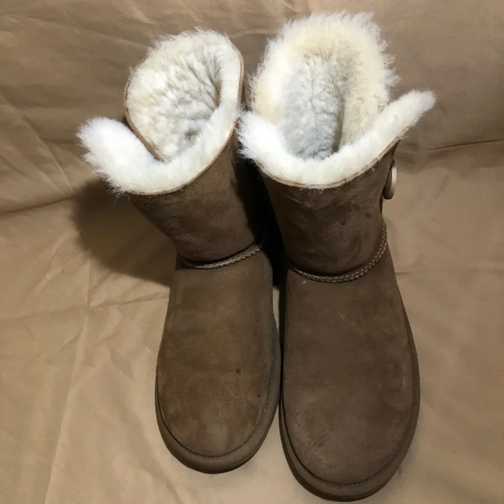 UGG Bailey Button II In Chestnut